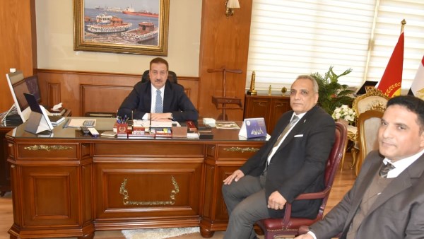 محافظ بورسعيد يستقبل مدير جهاز تنمية المشروعات المتوسطة والصغيرة ومتناهية الصغر بالمحافظة