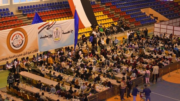 رئيس جامعة بورسعيد يشارك طلاب “من أجل مصر” الإفطار الرمضاني 