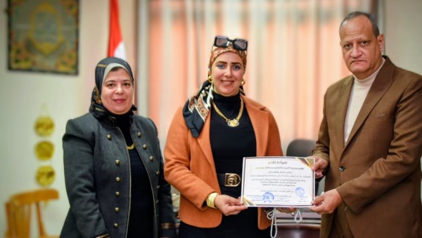 بدوي يكرم الطالبات الفائزات في المعرض الجمهوري للعلوم والهندسة