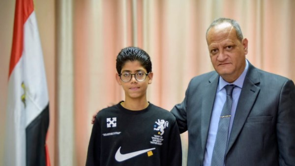 بدوى يكرم الطالب "يوسف" نموذجا للكفاح والتفوق الدراسي فى بورسعيد 