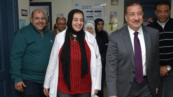 محافظ بورسعيد يتابع سير العمل بوحدة العلاج الطبيعي بحي المناخ