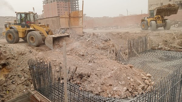 محافظ القليوبية يتابع إزالة في المهد لأعمال بناء مخالفة بمنطقة الشعراوي القديم بشبرا الخيمة