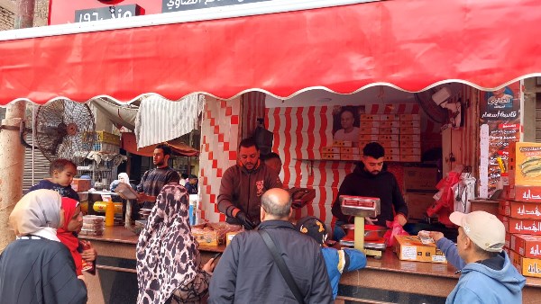 إقبال علي محلات الفسيخ والرنجة 