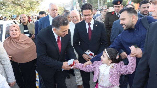 محافظ القليوبية يوزع  الورد على الزائرين