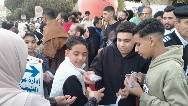 توافد المواطنين علي كورنيش بنها 