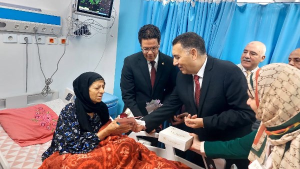محافظ القليوبية ورئيس جامعة بنها يشاركان مرضى المستشفيات فرحة العيد 