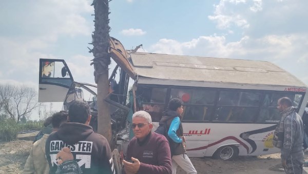 بالأسماء.. مصرع سائق وإصابة 12 شخصًا في انقلاب أتوبيس على طريق طنطا – المحلة الزراعي