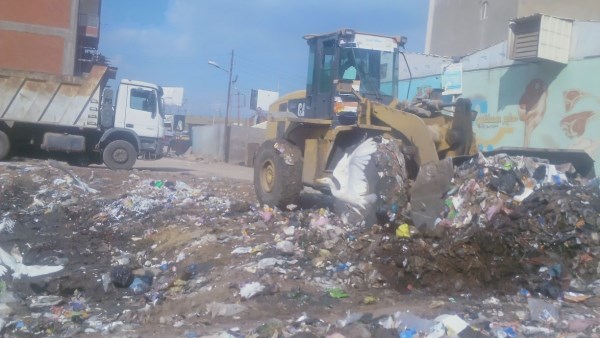 رفع تلال القمامة