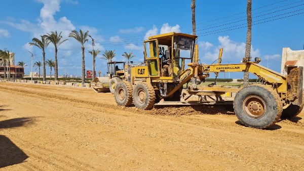 محافظ كفر الشيخ يتابع أعمال الرصف بمصيف بلطيم.. صور