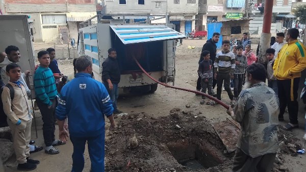 محافظ كفر الشيخ يتابع صيانة شبكة الصرف بقلين | صور