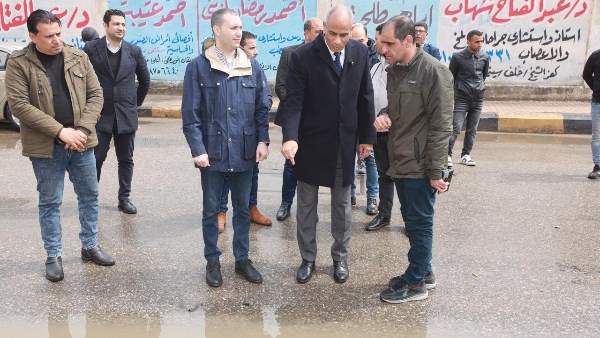 في الشارع لخدمتكم.. محافظ كفر الشيخ يتفقد جهود كسح مياه الأمطار| صور