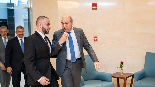 رئيس رابطة الطيارين مع وزير الطيران