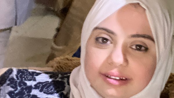 فاطمة فتاة من ذوي الهمم 