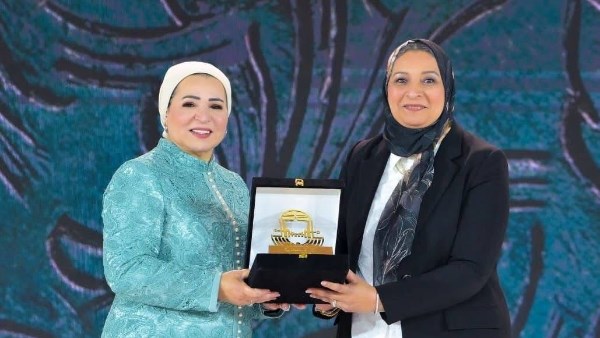  السيدة انتصار السيسي تكرم الدكتورة غادة فاروق 