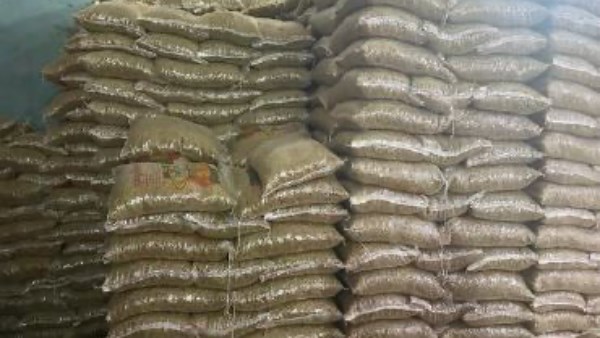 ضبط 53 طن مواد غذائية مجهولة المصدر داخل مصنع بالفيوم