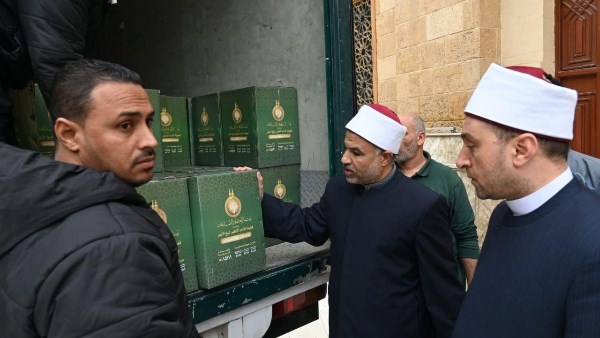 توزيع 1000 كرتونة مواد غذائية من مسجد الإمام الحسين