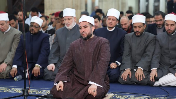 الجامع الأزهر يستقبل آلاف المصلين لأداء صلاتي العشاء والتراويح