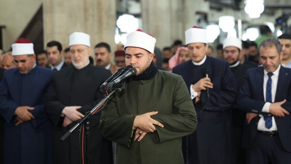 أئمة قبلة الجامع الأزهر يؤدون صلاة التراويح