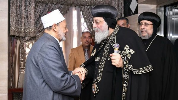 شيخ الأزهر يتلقى اتصالًا هاتفيًا من البابا تواضروس