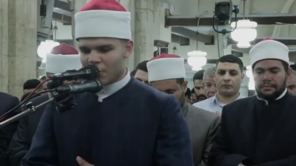 الطالب زياد حجاج يؤم المصلين