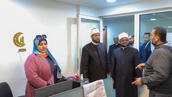 أمين البحوث الإسلامية يتفقد إدارات المجمع