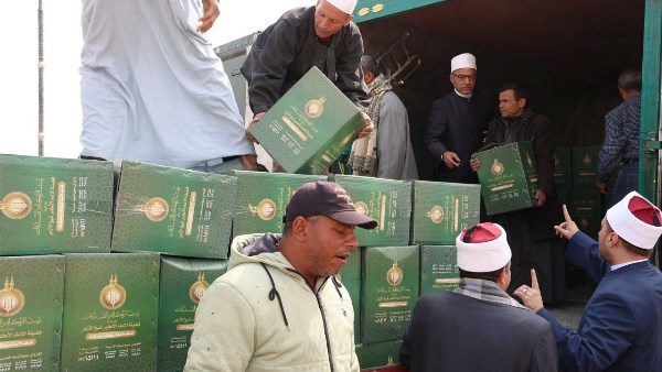 جانب من توزيع المساعدات 