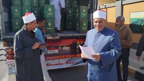  الأوقاف وبيت الزكاة والصدقات يوزعان  5000 حصة من المواد الغذائية في خمس محافظات 