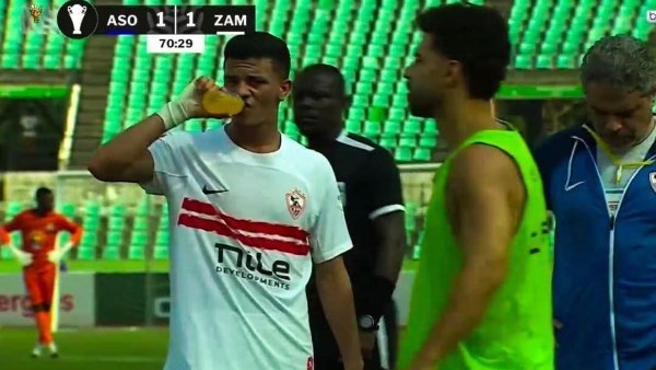 أحد لاعبي الزمالك يشرب المياه أثناء المباراة