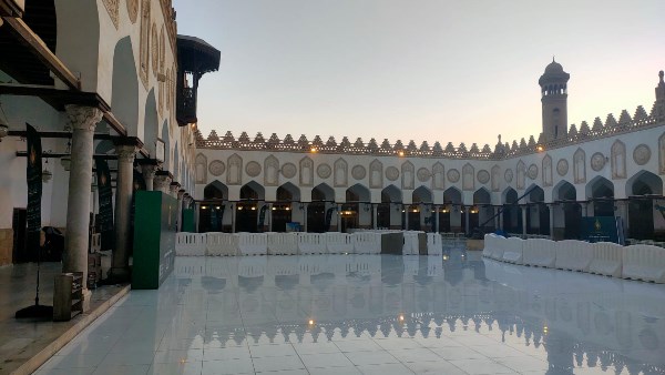 تطهير شامل للساحات والأروقة عقب ليلة القدر 