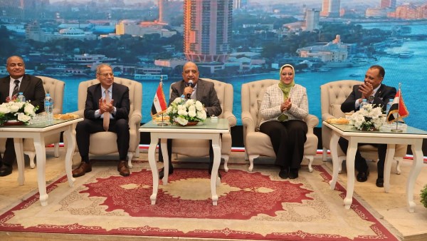 وزير الكهرباء وقيادات الوزارة