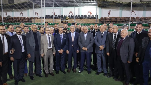 وزير الكهرباء والعاملين 