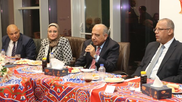 وزير الكهرباء  خلال لقائه