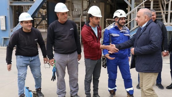 وزير الكهرباء خلال الزيارة