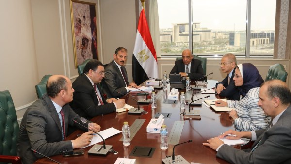 خلال اجتماع وزير الكهرباء بلجنة إدارة الازمة