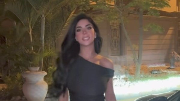 كارولين عزمي