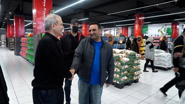 بزشيكان يتجول في متجر بطهرن 