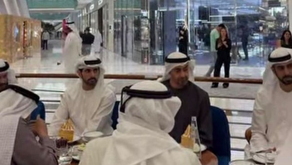 محمد بن زايد يتجول في دبي مول 
