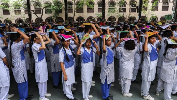 باكستان تغلق جميع المدارس مؤقتاً في ظل تداعيات الحرب