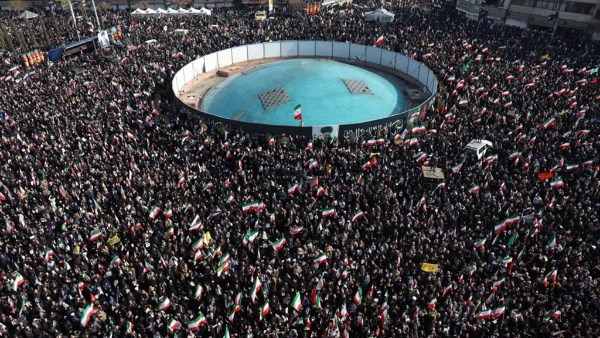 آلاف الإيرانيين في ساحة الثورة 