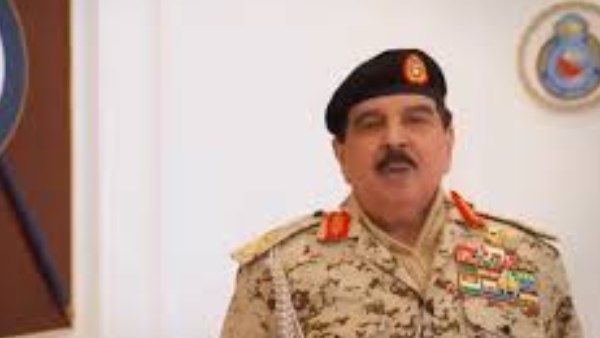 ملك البحرين بالزي العسكري
