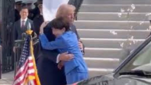 رئيسة وزراء اليابان تحضن ترامب في البيت الأبيض 