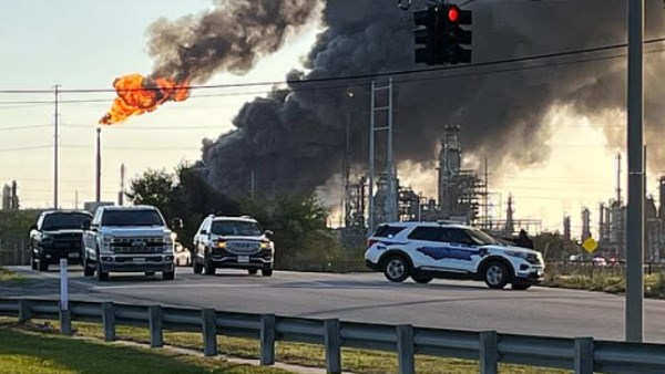 اندلاع حريق ضخم في مصفاة نفط بتكساس