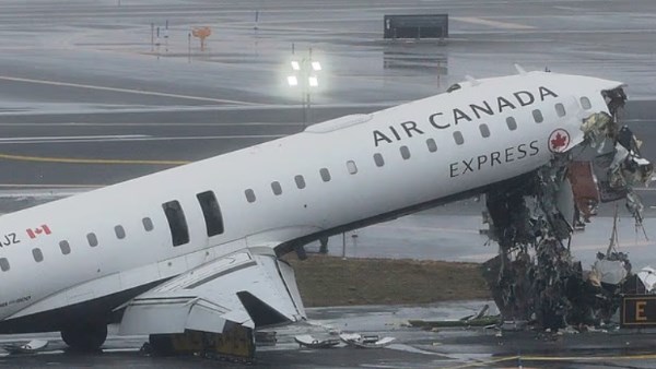 حادث مأساوي في مطار لاجوارديا