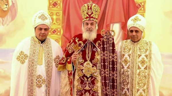 رسامة كهنة جدد 