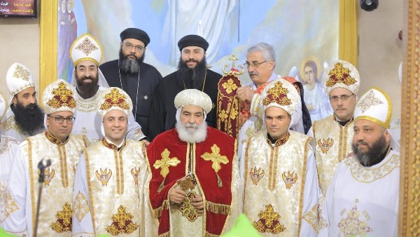 رسامة كهنة جدد 