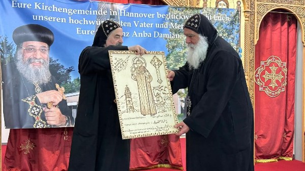 الأنبا دميان يرسم شمامسة جدد لكنيسة 