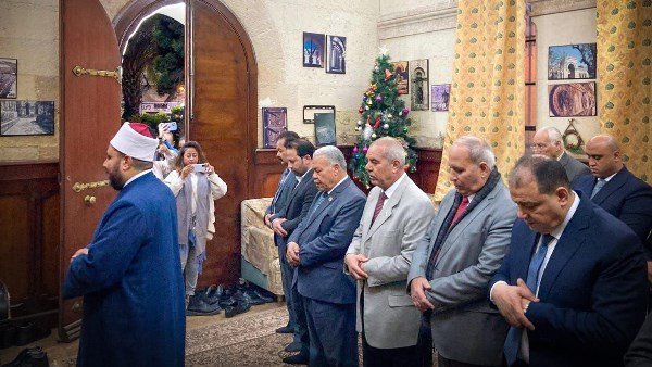 مشهد يجسد روح الأخوة والتعايش