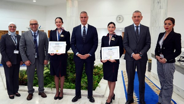 رئيس مصر للطيران يكرم طاقم الضيافة