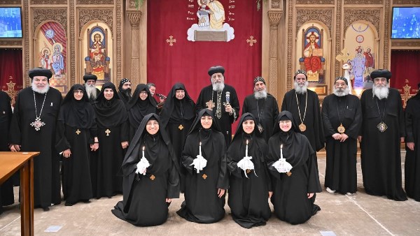 البابا تواضروس يرسم راهبات جدد