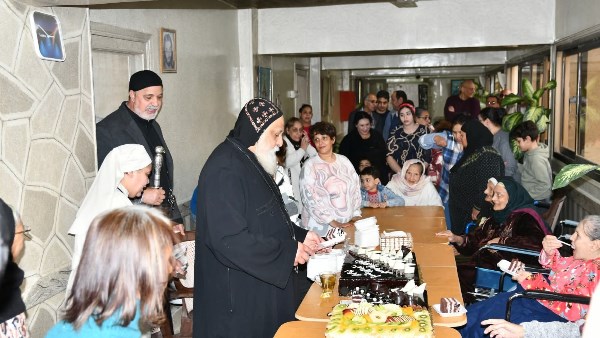 الأنبا ميخائيل يحتفل بعيد الأم في دار مسنين 
